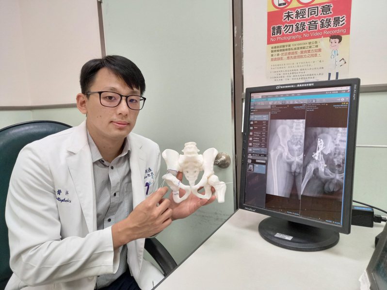 嘉義基督教醫院骨科姚樹鑫醫師以3D模組找出關節最佳轉活動角度。圖／嘉義基督教醫院提供