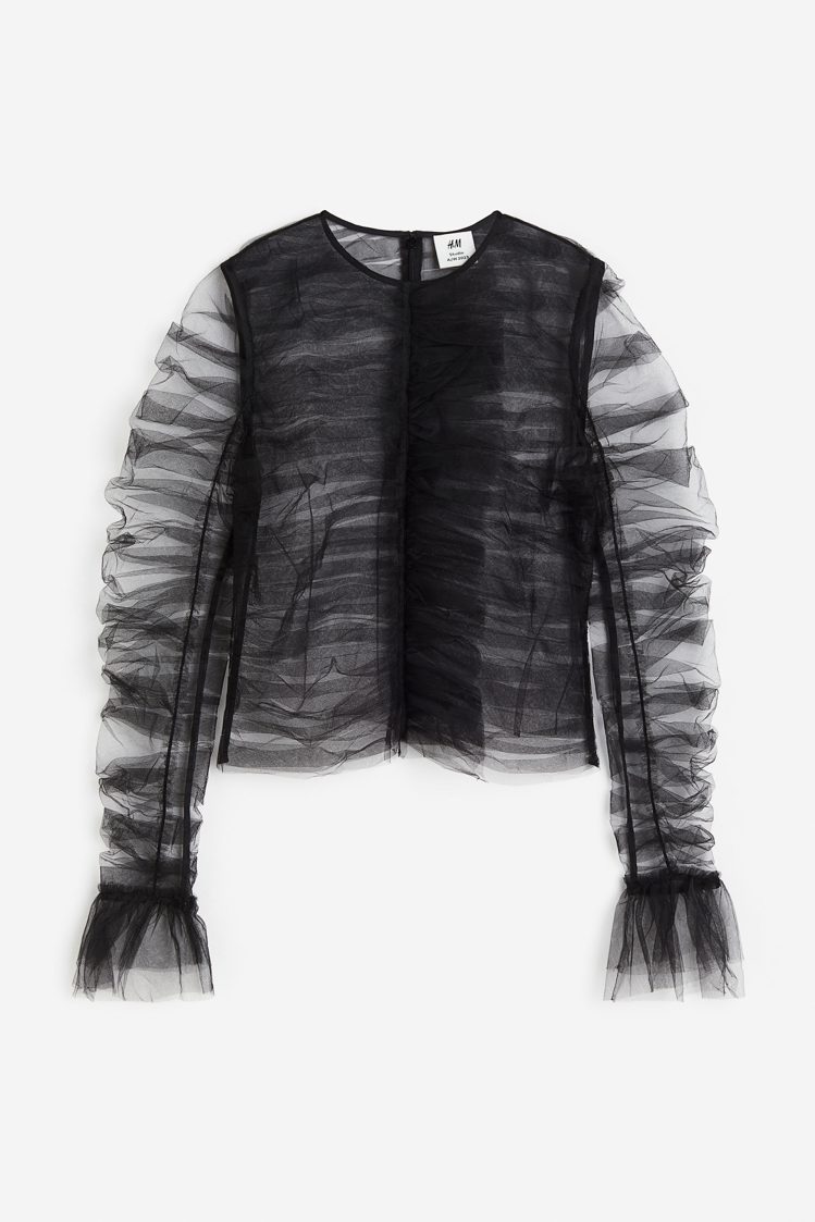 H&M的Studio秋冬限量系列荷葉邊薄紗上衣，2,999元。圖／H&M提供