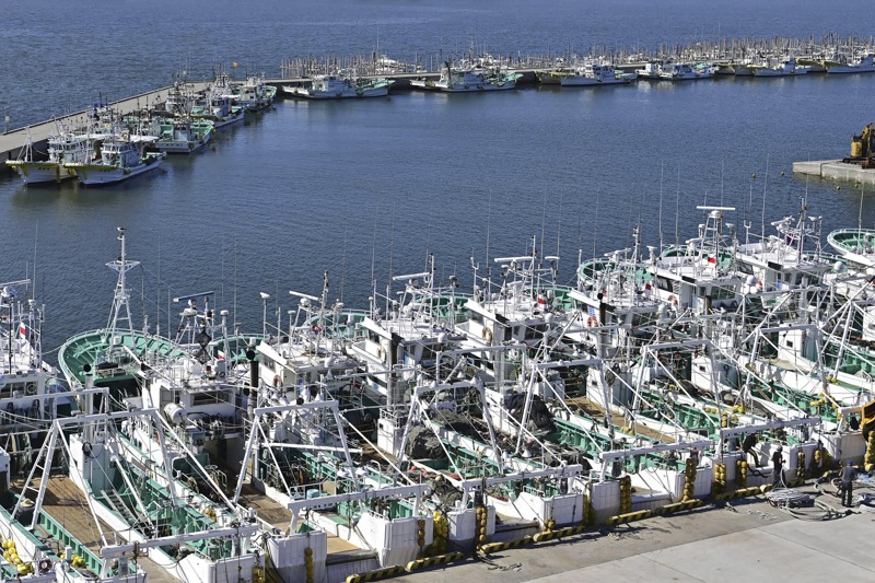 福島縣相馬市的漁船22日靜靜停泊在岸邊，12年前的核災重創福島漁業及水產。美聯社