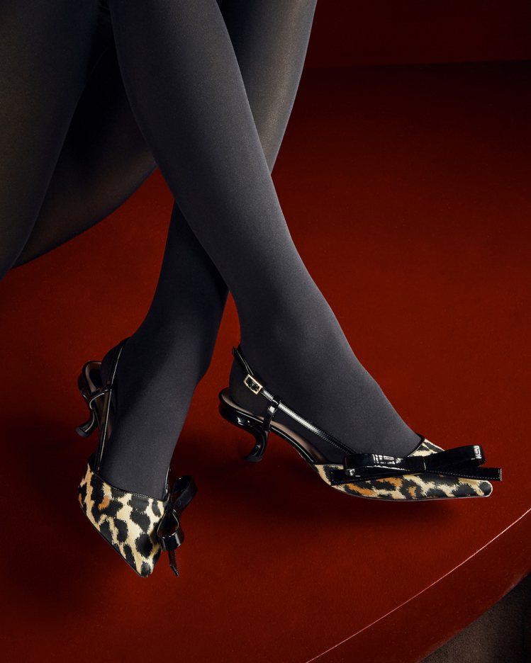 Virgule豹紋緹花黑蝴蝶結逗號高跟鞋，49,000元。圖／Roger Vivier提供
