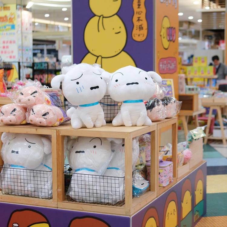 Global Mall新北中和推出Q萌童趣主題展，包括多款蠟筆小新周邊，快閃限定「哭哭臉尷尬小白玩偶」每只590元。圖／Global Mall提供