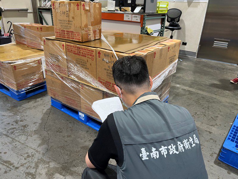 台南市衛生局完成好市多台南分店進口冷凍莓果最後階段的回收與銷毀作業。圖／台南市衛生局提供