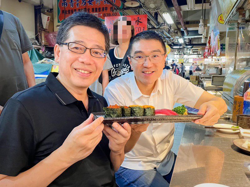 謝立功（左）與謝國樑（右）昨天一起到仁愛市場吃壽司，稱這是朝向藍白合作的起點。圖／取自謝國樑臉書
