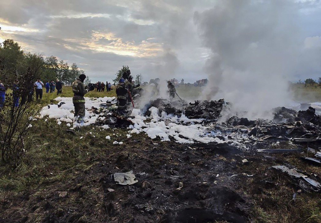 巴西航空工業公司的萊格賽600商務客機墜毀現場。 圖／歐新社 