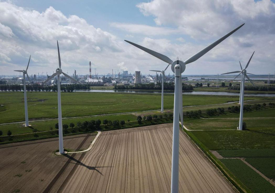 歐盟、美國碳關稅政策先後將至，對各國來說，發展綠電越發重要。圖為比利時與荷蘭邊境...