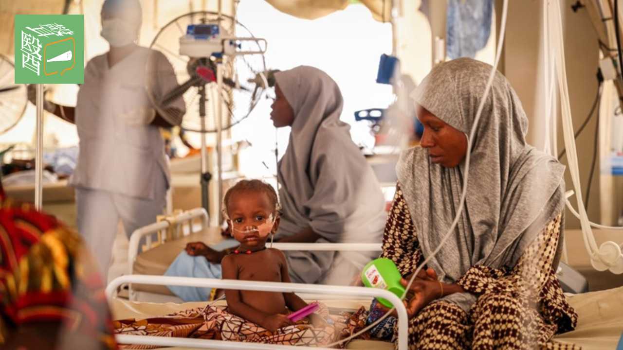 奈及利亞的小朋友阿米娜（左）身上有皮疹並且無法進食，她的母親並不知道她的孩子因營養不良而受苦。圖／無國界醫生提供