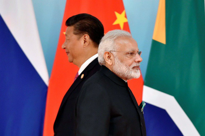 中共領導人習近平（左）、印度總理莫迪（右）。路透社資料照