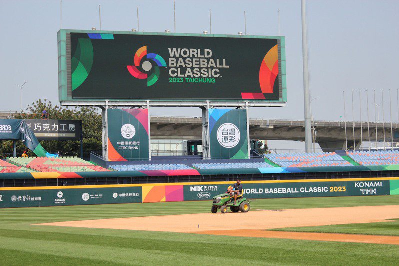 國內棒球場資深廠務表示，新竹市邀請美方來台檢驗，就是以美國場地的標準要求新竹球場，就像世界棒球經典賽（WBC）在台灣進行時「把台中洲際球場翻掉」。 中央社
