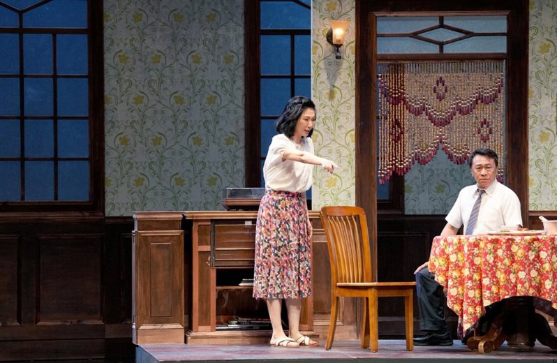 舞台劇「清明時節」2023昇華版9月1日起將在台北國家戲劇院演出，女主角張玉嬿（左）展現角色心境與情緒的多變。 （綠光創藝提供）  中央社