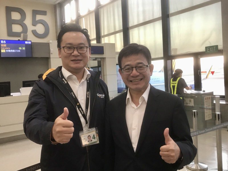 旅天下總經理李嘉寅(右)與台灣虎航董事長陳漢銘(左)。記者嚴雅芳/攝影