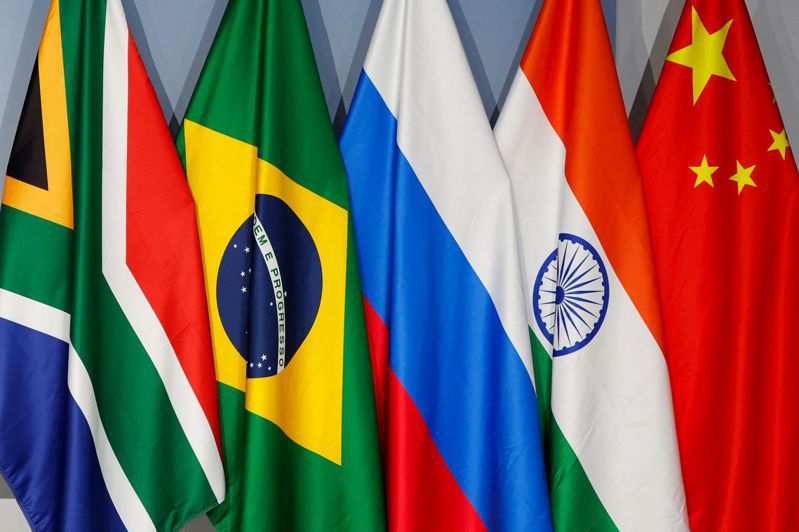 金磚國家目前5個成員國的國旗，由左至右依序為南非、巴西、俄羅斯、印度與中國。法新社