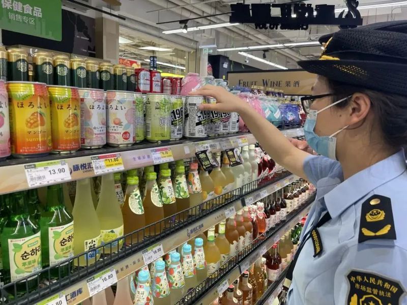 上海金山突擊檢查超市及日料店 。新明晚報
