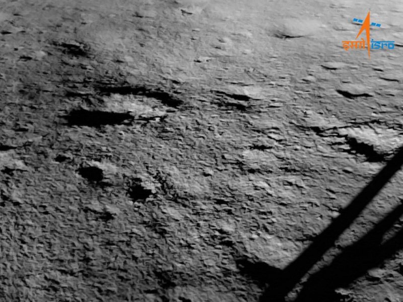印度「月船3號」的「維克拉姆」登陸器23日晚間按計畫成功在月球南極附近著陸，印度太空研究組織隨後發布了著陸後拍到的照片。照片翻攝： X / ISRO