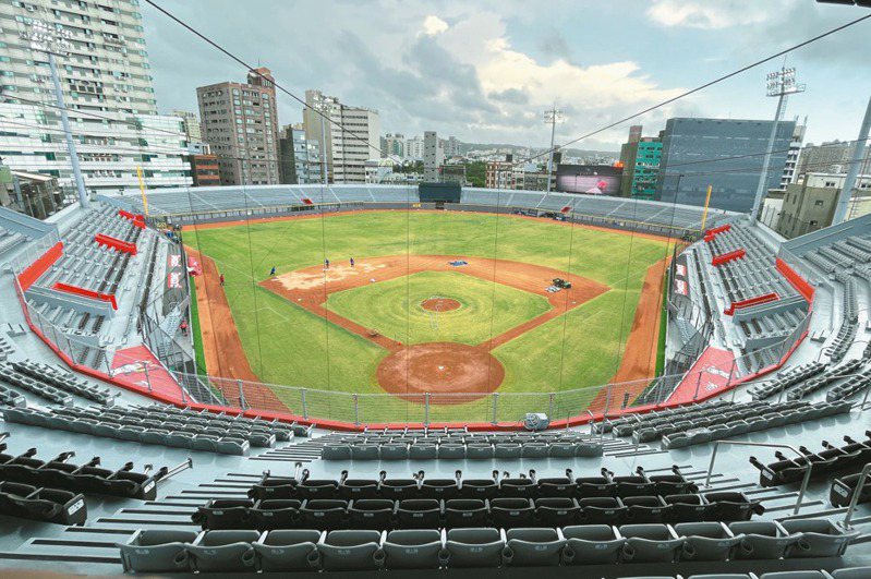 美國職棒大聯盟專家檢測新竹棒球場分析報告，指球場排水、土層等都有問題。本報資料照片