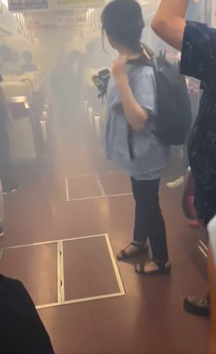 日本兵庫縣神戶市一輛阪神電車24日晚間在行駛間突然發生爆炸，車廂內瞬間冒出濃煙，嚇壞乘客。截自推特影片