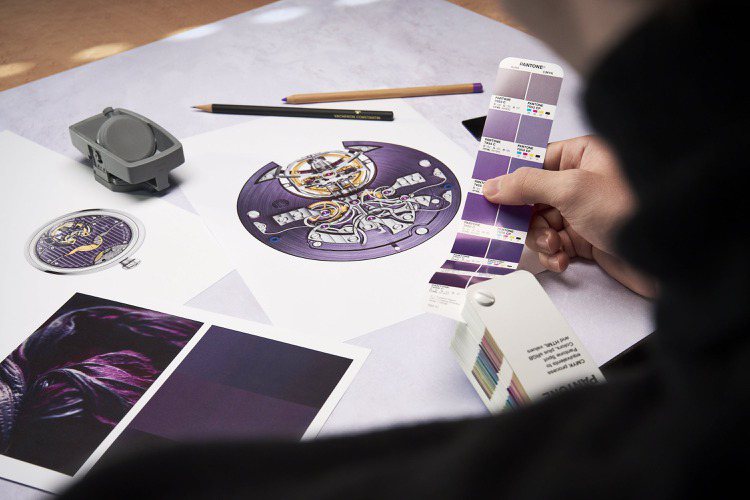 為了吻合訂製收藏的需求，江詩丹頓並嚴選色彩，賦予機芯淡紫色的特殊色調。圖／江詩丹頓提供