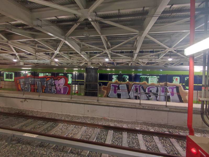 台中捷運一列停放於高鐵台中站尾軌區的備用車，昨晚遭不明人士闖入塗鴉。圖／中捷公司提供
