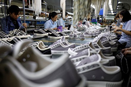 全球最大運動鞋代工廠寶成的業績透露出運動用品大廠耐吉的疲態。示意圖。路透
