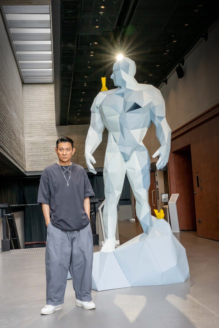 入行40年的天王劉德華近來跨足藝術界，25日出席人生首次藝術展「1/X劉德華的藝術空間」。圖／台灣映藝提供