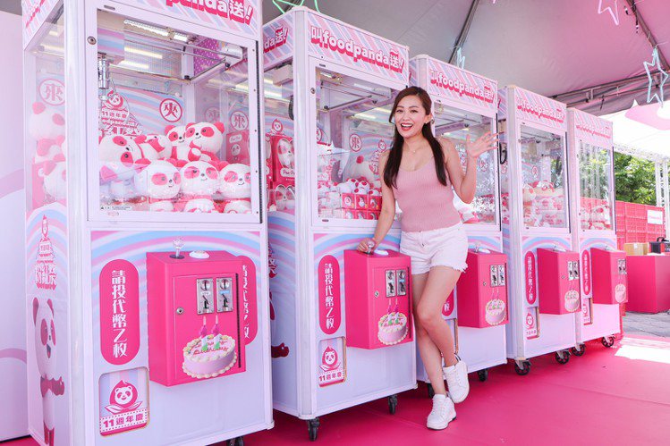 「叫foodpanda送～粉紅祭」8月26日至8月27日於圓山花海廣場登場，挑戰粉紅遊戲區有玩又有拿。記者沈昱嘉／攝影