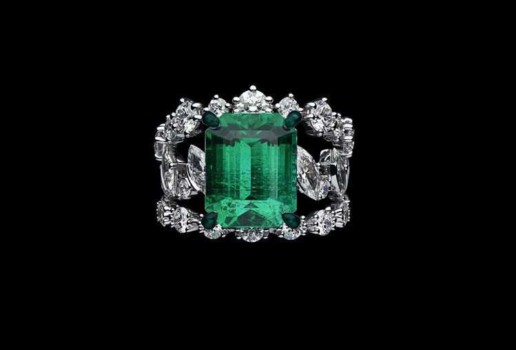 Galons Dior祖母綠戒指，2,500萬元，祖母綠中並擁有天然、生機盎然的花園現象。圖／DIOR提供