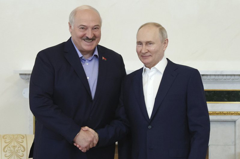 白俄羅斯總統魯卡申柯（左）與俄國總統普亭（右）。美聯社