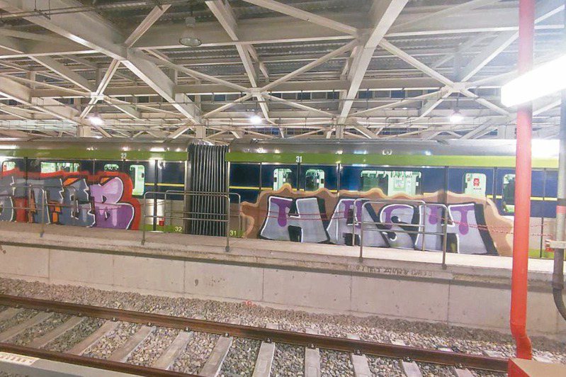 台中捷運列車前晚停放在高鐵台中站尾軌區，遭不明人士闖入塗鴉，兩節車廂大面積被噴上彩色英文字母。圖／中捷公司提供