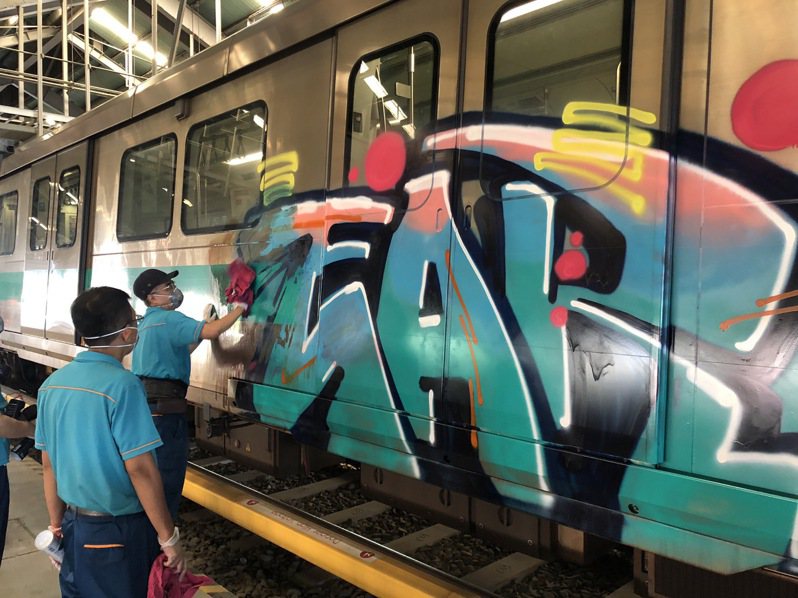 高雄捷運列車今晨遭人惡意塗鴉，警追查涉案犯嫌。圖／高雄捷運公司提供