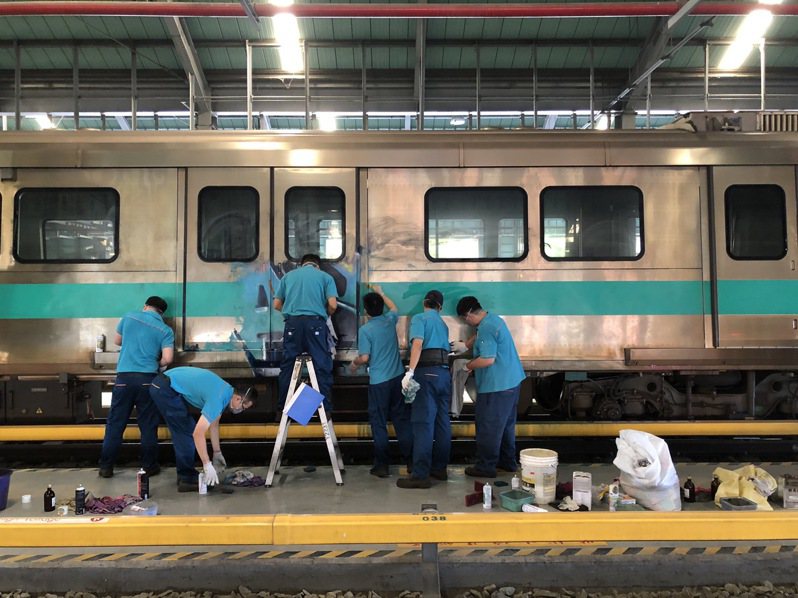 高雄捷運列車今晨遭人惡意塗鴉，高捷員工清潔遭塗鴉的列車。圖／高雄捷運公司提供