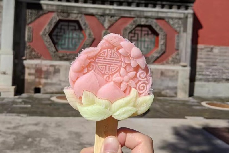 大陸文創雪糕熱已從北京蔓延到各省。圖為2023年7月北京藝術博物館（萬壽寺）推出的文創雪糕。記者廖士鋒／攝影
