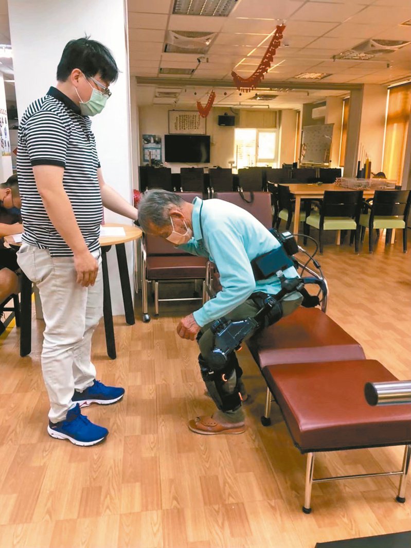 下肢助行器是常用的復健機器人，用以提升關節穩定度、輔助膝關節活動，能改善中風、神經退化者的平衡能力。圖／長泰健康照顧體系提供