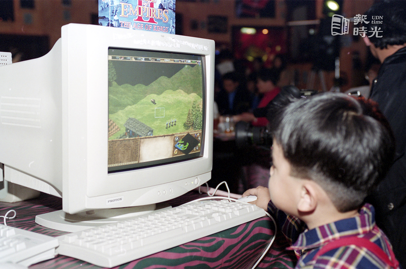 台灣微軟為首套中文化的遊戲軟體「世紀帝國Ⅱ」宣傳造勢。 圖／聯合報系資料照 (1999/11/05 游輝弘攝影)