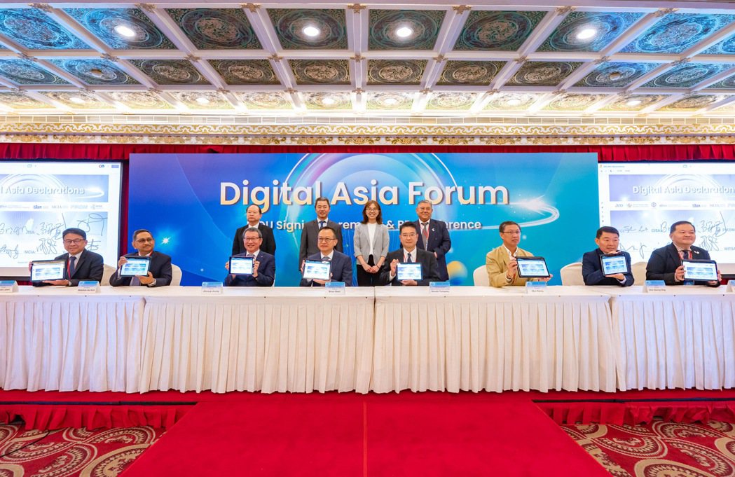 在數位部產業署副署長胡貝蒂（後排右二）見證下，臺灣與日本、韓國、泰國、馬來西亞、...
