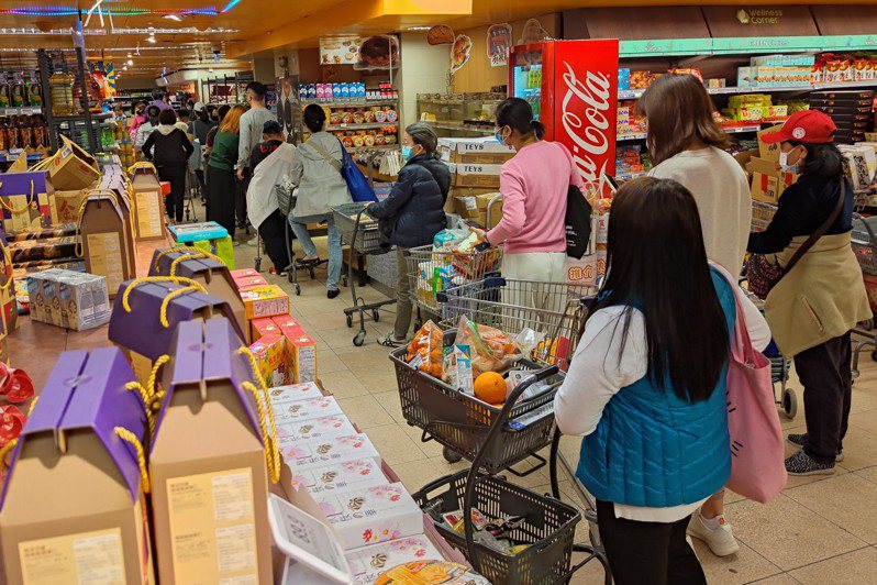 香港示意圖。圖為香港市民在超市購物。  中國新聞社資料照