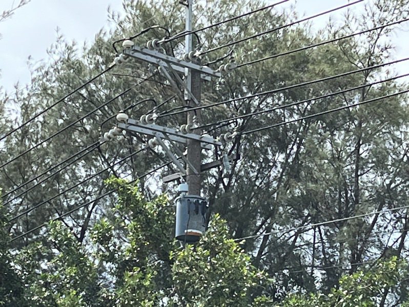 停電前有民眾聽見岡山區介壽路國稅局附近電線杆的電箱傳出「碰！」一聲巨響。圖／讀者提供