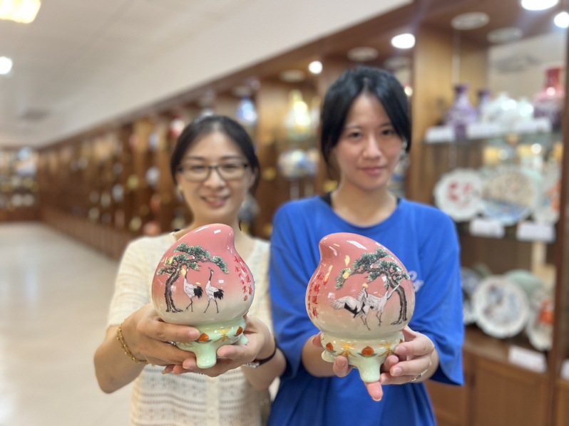 金門縣陶瓷廠推出複刻民國70年代的「陶瓷壽桃」，相當小巧可愛，大受歡迎。記者蔡家蓁／攝影