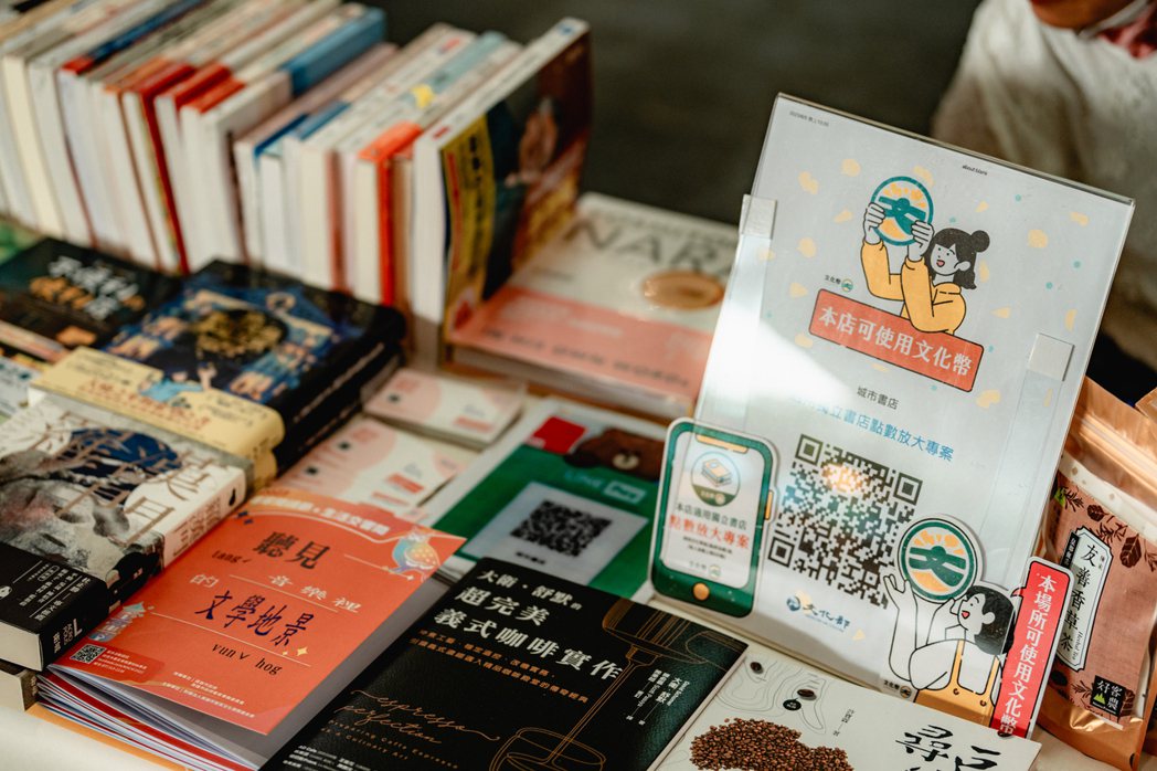 創新書市中藝文相關攤位可使用文化幣，書店也提供優惠。攝影／朱上均