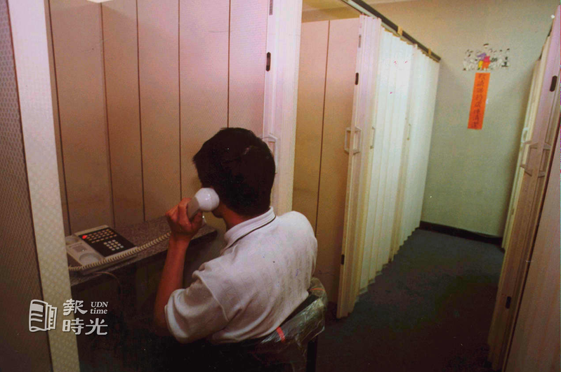 「電話交友中心」。圖／聯合報系資料照（1992/08/19　胡國威攝影）