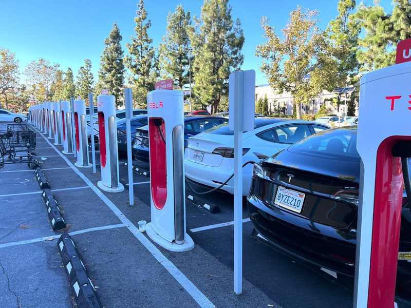 電動車大廠特斯拉（Tesla）在全美設有約2000處「超級充電站」（Super charger stations），圖為洛杉磯一處超級充電站停滿特斯拉電動車。 中央社