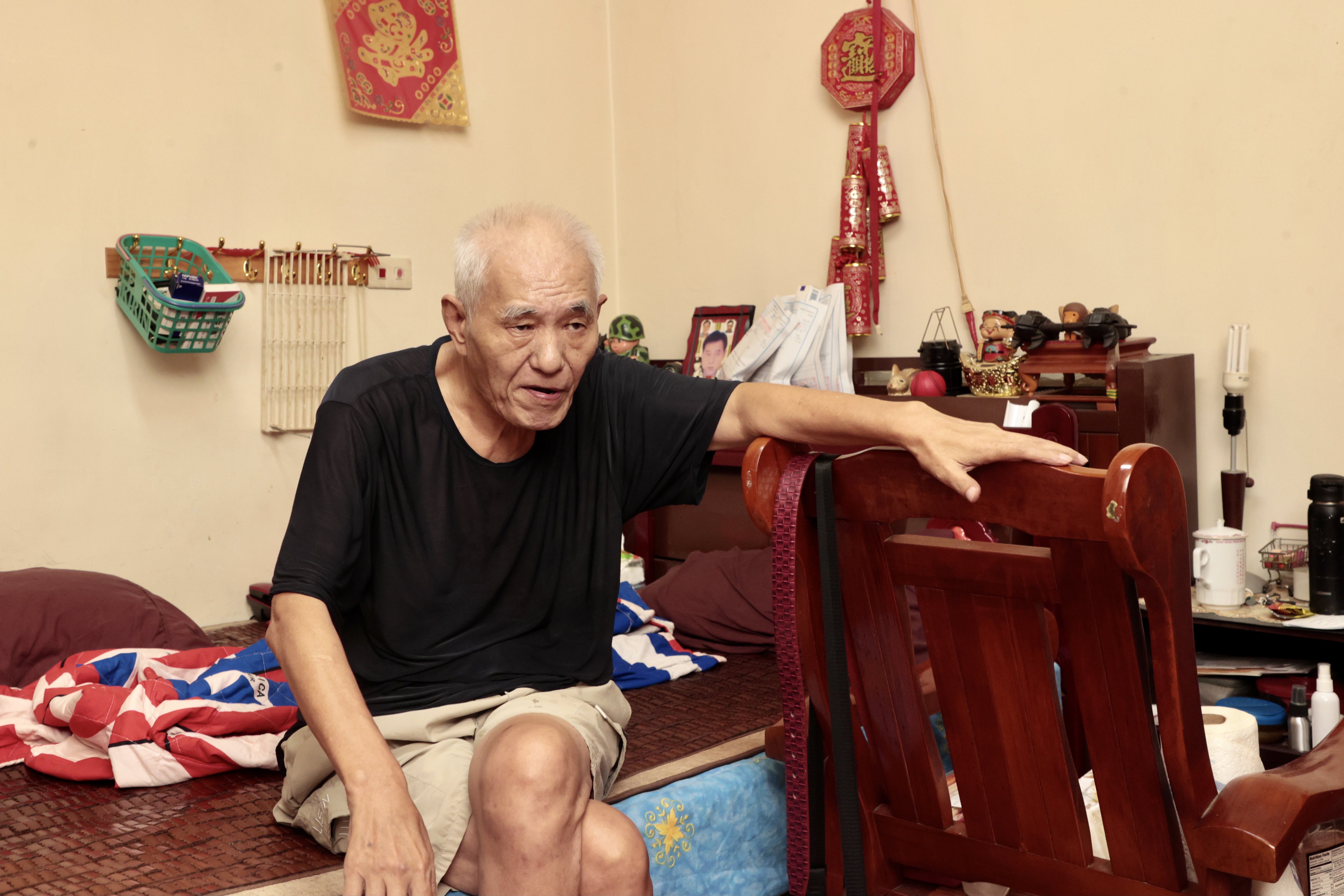 66歲的王伯伯過去是計程車司機，因為中風後無法自由行走，也變得不常外出。記者黃義書／攝影
