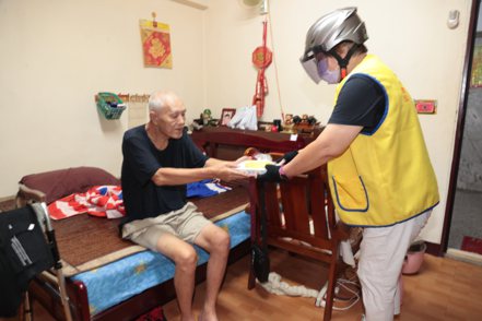 66歲的王伯伯因中風後不良於行，現在申請長照2.0送餐服務，每日有送餐志工送午晚餐到府。記者黃義書／攝影