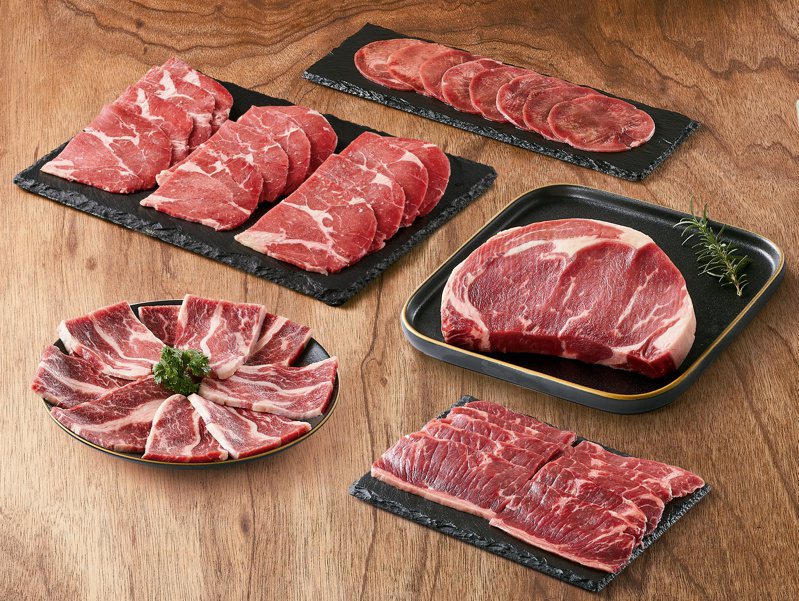 2022烤肉銷售人氣王的胡同燒肉聯名「豪華老饕首選燒烤組」強勢回歸，精選美國肋眼、紐西蘭牛舌等5款頂級牛肉，每組2,169元，限量600組。圖／全聯福利中心提供