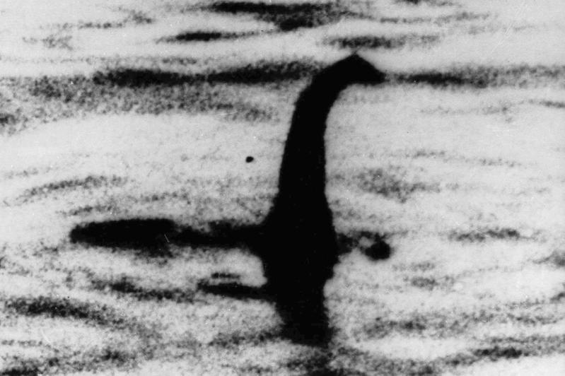 尼斯湖中心發起50年來最大規模的「尋怪之旅」，號召怪物獵人出動科技利器，一同搜索水怪蹤跡。圖為《每日郵報》當初刊登之水怪照片，事後證實為一場騙局。美聯社