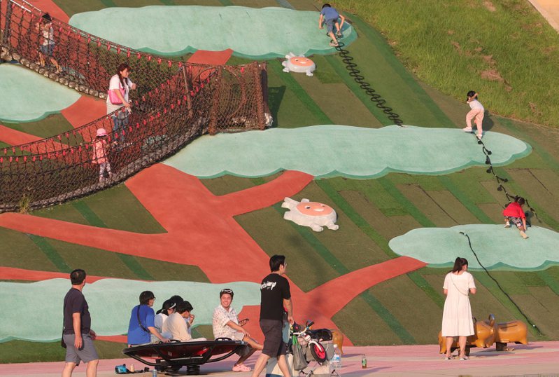 強烈颱風蘇拉來勢洶洶，氣象局提醒「蘇拉」明天起將逐漸北轉接近台灣，民眾趁著週末好天氣帶孩子到新北市大都會公園遊玩。記者葉信菉／攝影