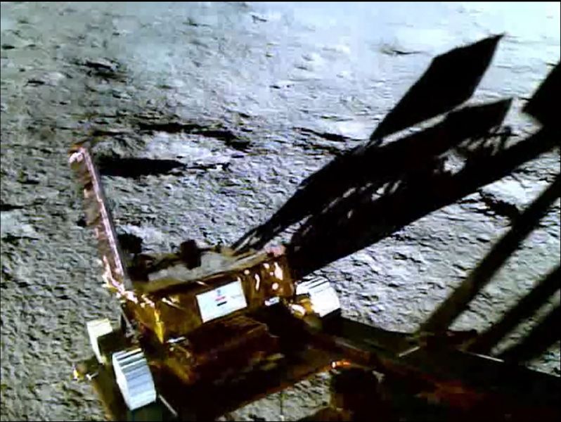六輪探測車在月球表面進行地質研究。(圖／法新社)