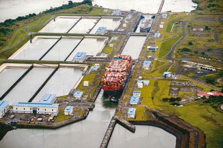 巴拿馬運河的通行限制不斷增加，成為影響貨櫃市場運價最新變數。 歐新社