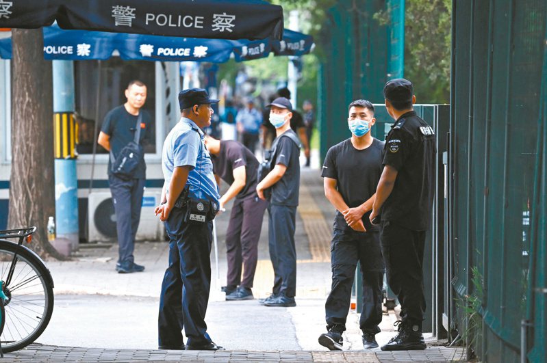 日本將核汙水排海，大陸廿六日在北京的日本駐中國大陸大使館入口外，加派警力與安全人員站崗警戒。（法新社）