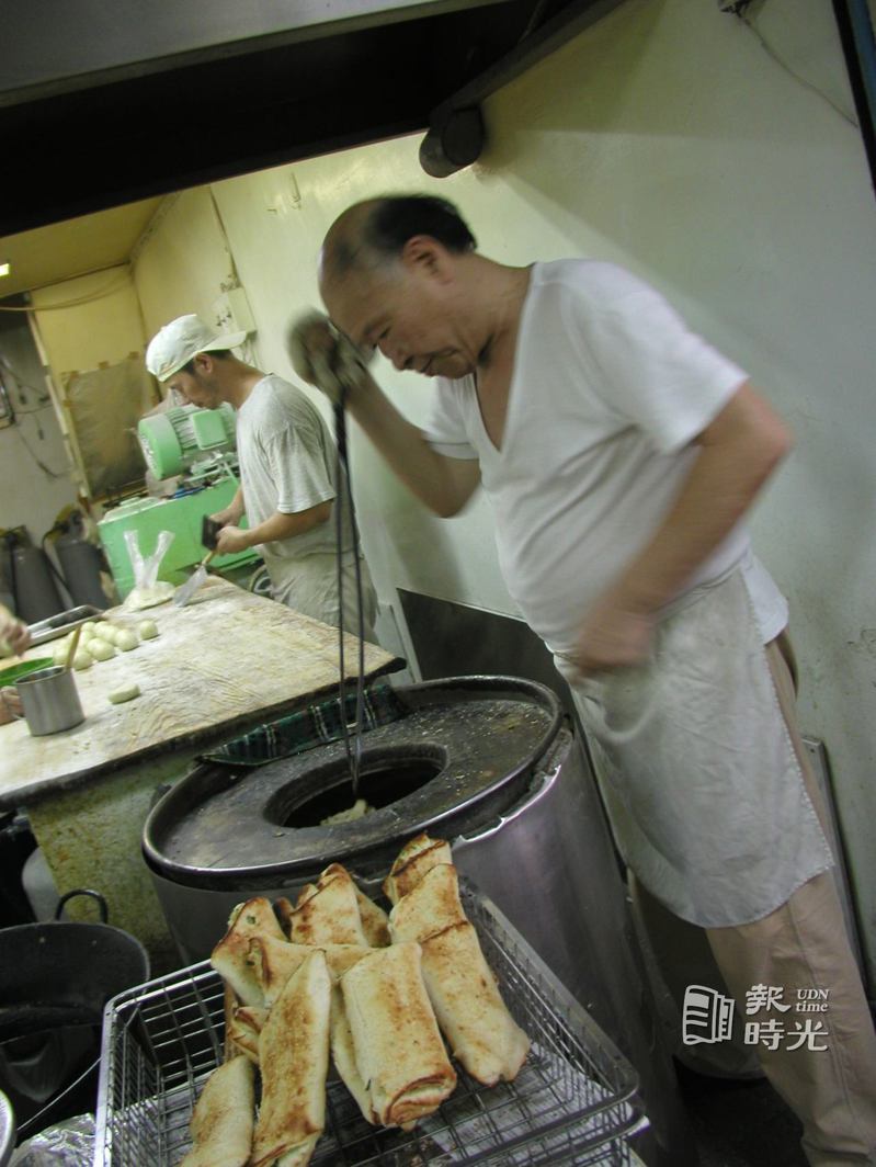 阜杭豆漿75歲老闆親自炭燒厚餅。圖／聯合報系資料照（2002/09/04　林翠娟攝影）