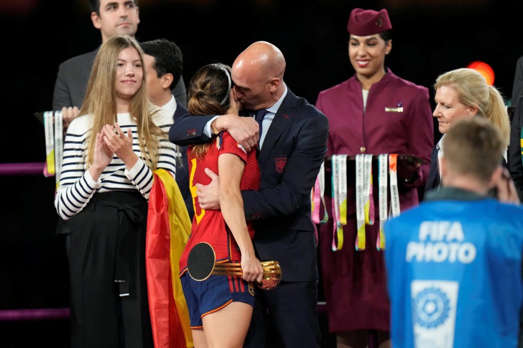 西班牙足協主席亞雷斯（Luis Rubiales）因「女足世界盃親吻事件」遭到F...