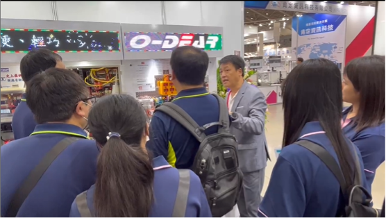 歐迪爾總經理謝坤松向來賓說明ODEAR今年推出的新產品全電壓輸入模組及AI工業相...